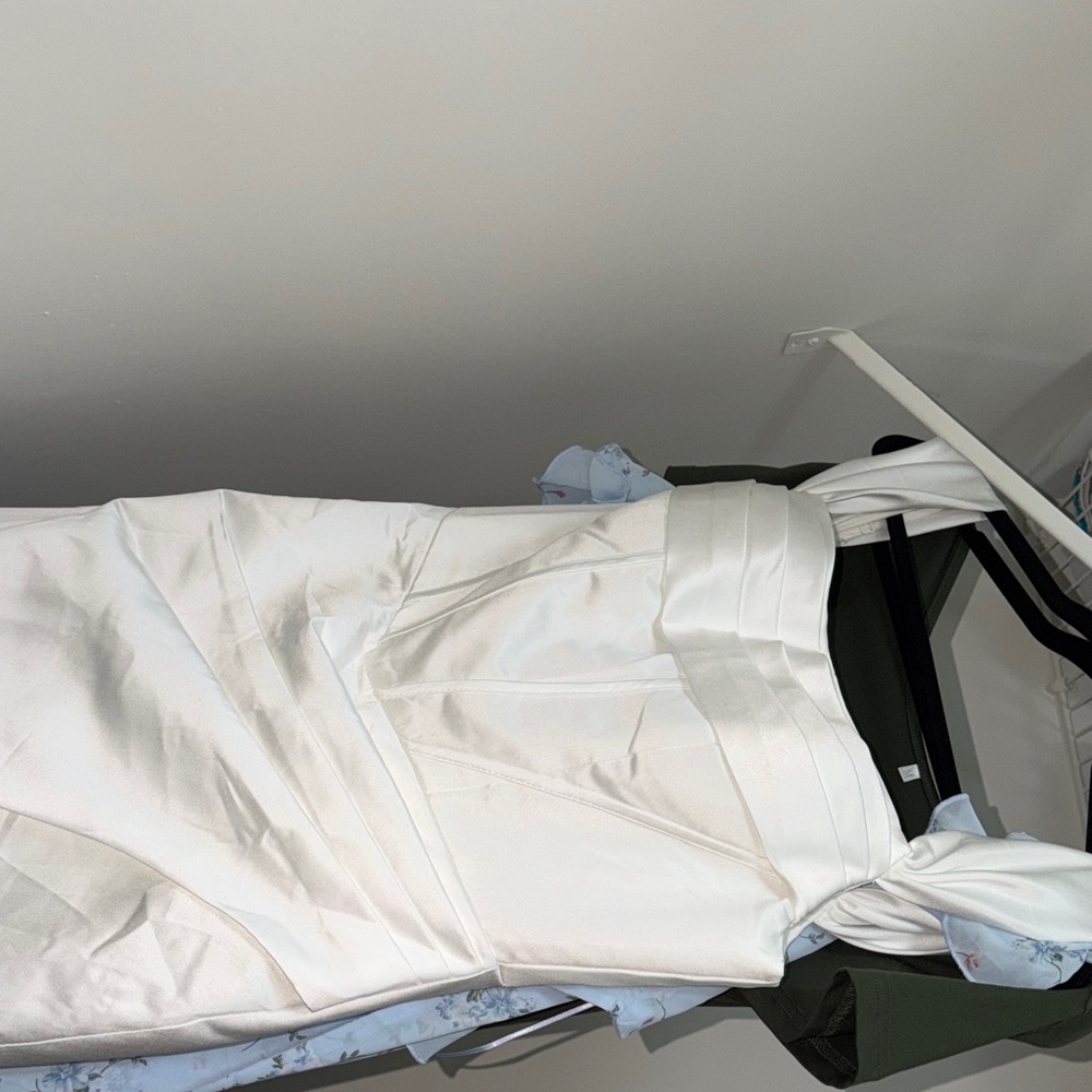 Luxurious White dress in satin.